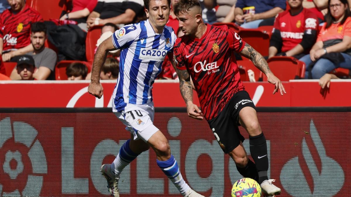 El bermellón Pablo Maffeo supera al realista Mikel Oyarzabal.