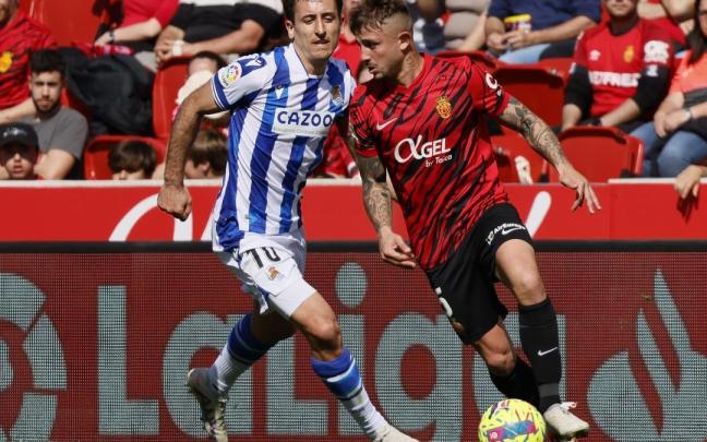 El bermellón Pablo Maffeo supera al realista Mikel Oyarzabal.