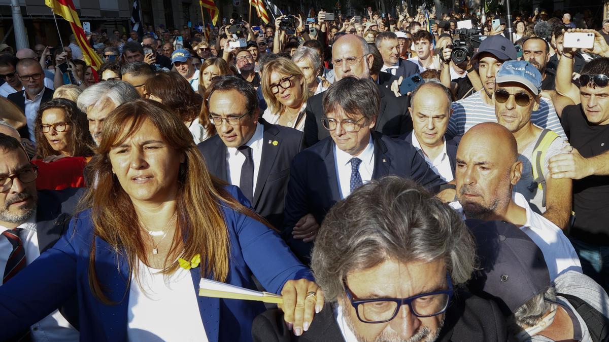 Carles Puigdemont, el pasado 8 de agosto en las inmediaciones del Parlament, arropado por dirigentes del partido y de sus seguidores, instantes antes de que desapareciera y se perdiera su pista.