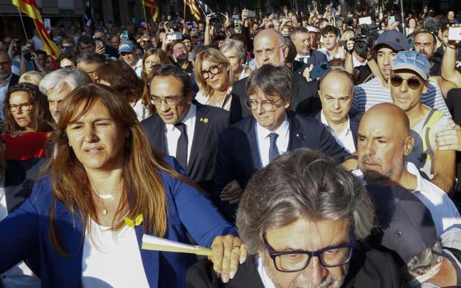 Carles Puigdemont, el pasado 8 de agosto en las inmediaciones del Parlament, arropado por dirigentes del partido y de sus seguidores, instantes antes de que desapareciera y se perdiera su pista. / E.P. Carles Puigdemont, el pasado 8 de agosto en las inmediaciones del Parlament, arropado por dirigentes del partido y de sus seguidores, instantes antes de que desapareciera y se perdiera su pista.
