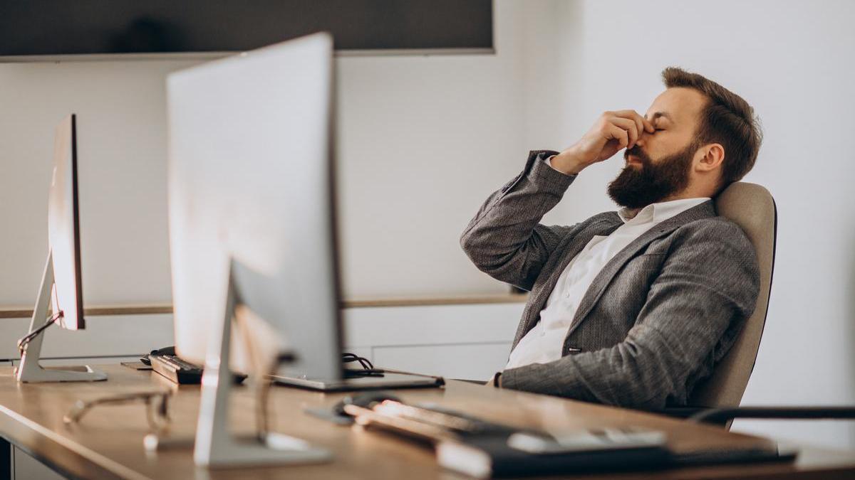 El estrés y la depresión son dos de las causas del aumento de las bajas laborales. Foto: Freepik