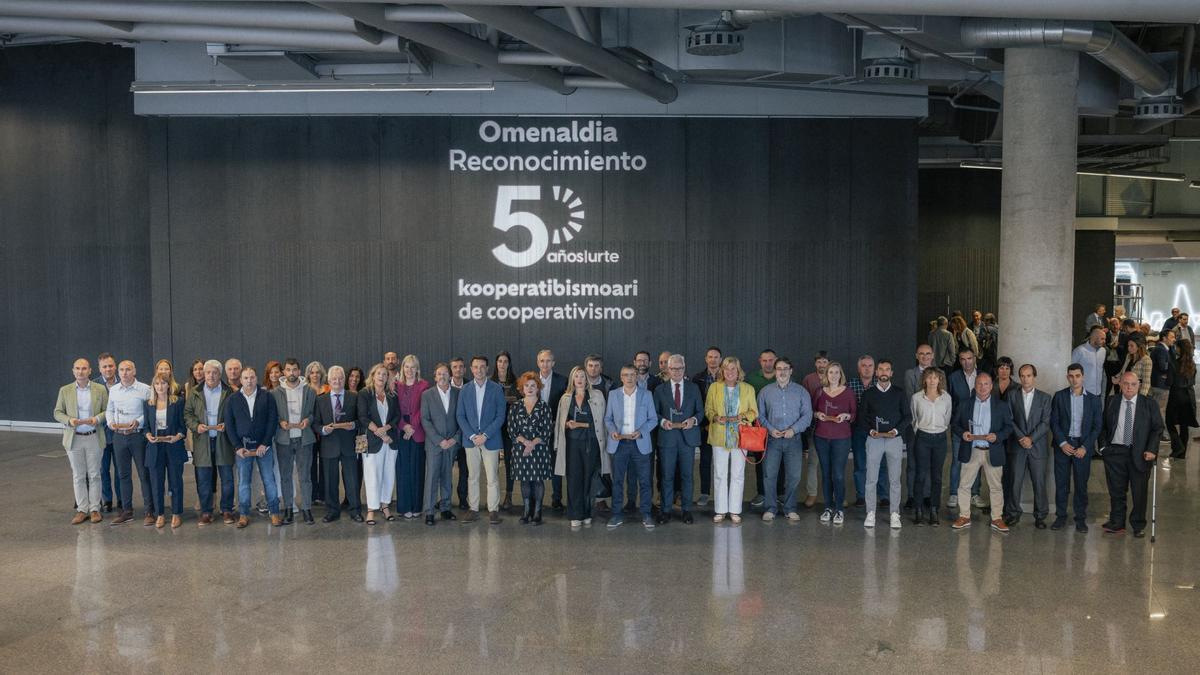 Imagen de familia del reconocimiento a las cooperativas con más de 50 años