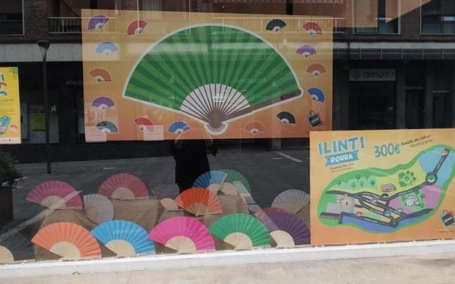 Algunos de los abanicos que regalará Ilinti.