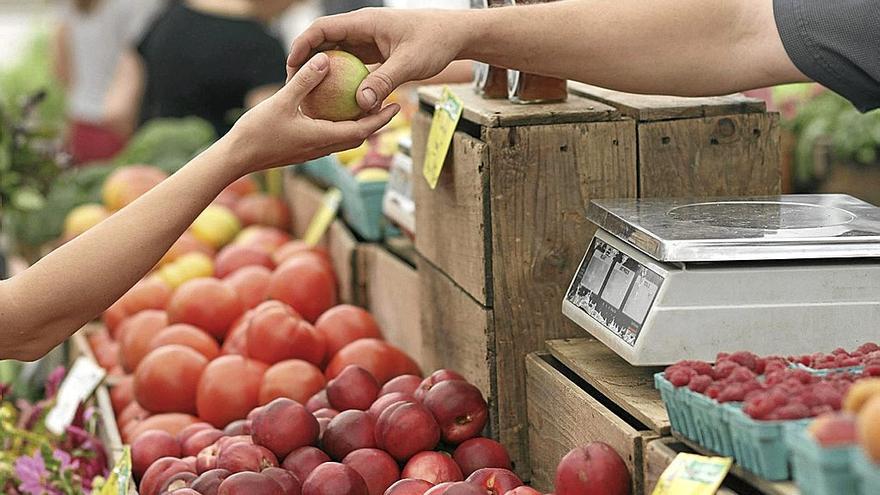 Imagen de una frutería en un mercado, con los alimentos moderando su subida. | FOTO: E.P.