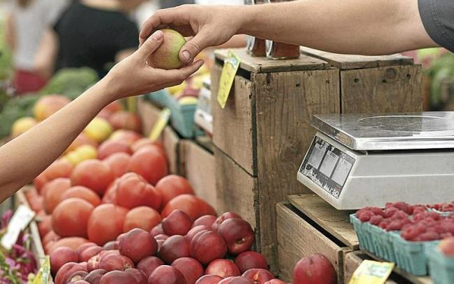 Imagen de una frutería en un mercado, con los alimentos moderando su subida. | FOTO: E.P. Imagen de una frutería en un mercado, con los alimentos moderando su subida. | FOTO: E.P.
