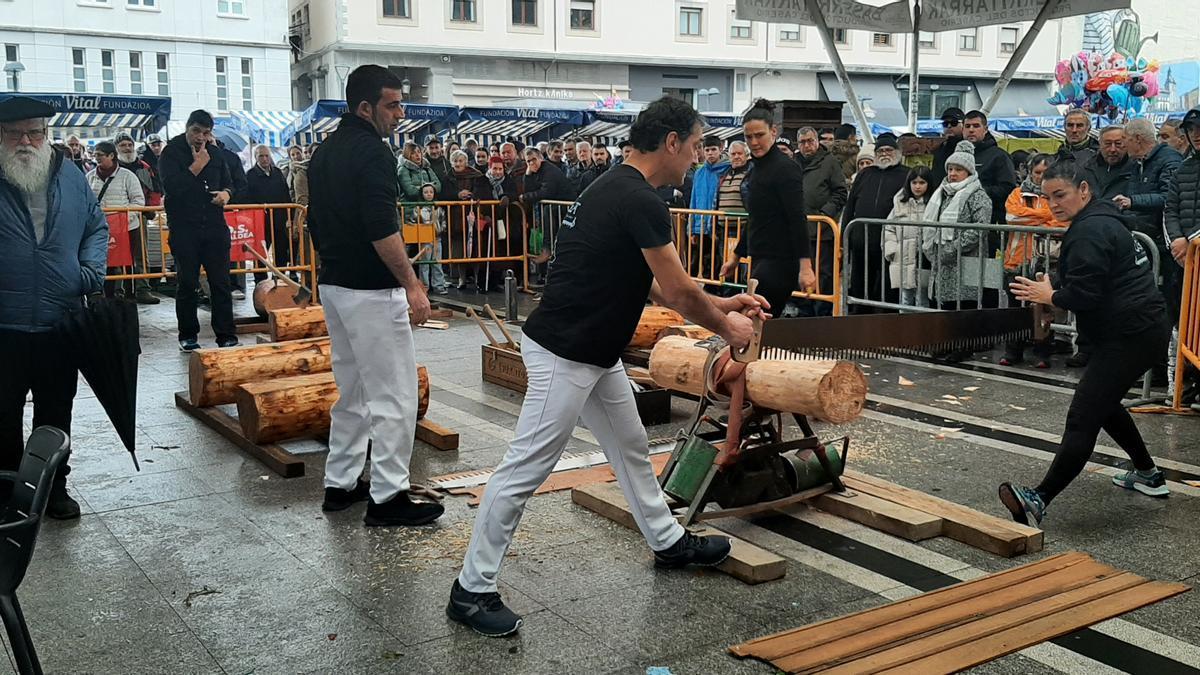 Los Herri kirolak vuelven hoy a la plaza Aldai de Laudio con motivo del Ardiaren Eguna