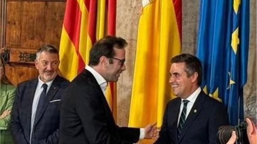 El ministro de Economía, Comercio y Empresa, Carlos Cuerpo, saluda al consejero vasco de Industria, Mikel Jauregi, con motivo del Consejo Interterritorial de Internacionalización en Valencia