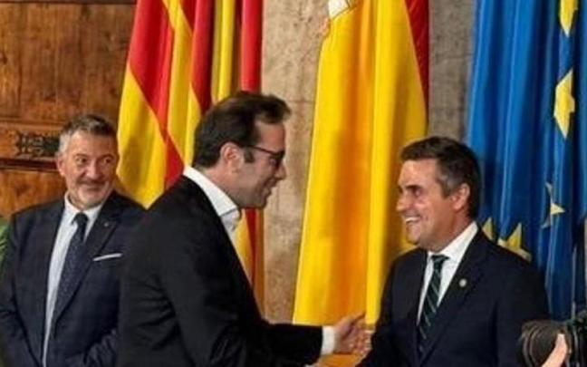 El ministro de Economía, Comercio y Empresa, Carlos Cuerpo, saluda al consejero vasco de Industria, Mikel Jauregi, con motivo del Consejo Interterritorial de Internacionalización en Valencia