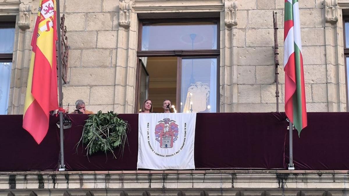 Itziar Vergara dando su discurso desde el Ayuntamiento junto a Cristina Laborda.
