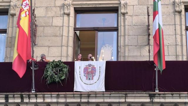 Itziar Vergara dando su discurso desde el Ayuntamiento junto a Cristina Laborda.