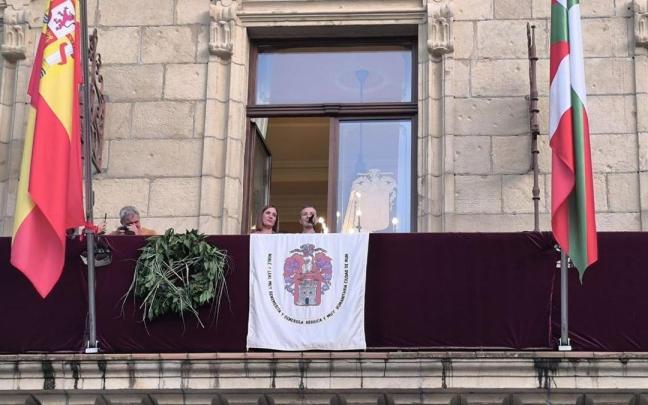Itziar Vergara dando su discurso desde el Ayuntamiento junto a Cristina Laborda.