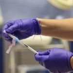 Una sanitaria prepara una vacuna contra la gripe.