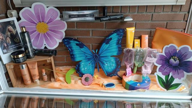 Un escaparate de Ordizia con decoración primaveral
