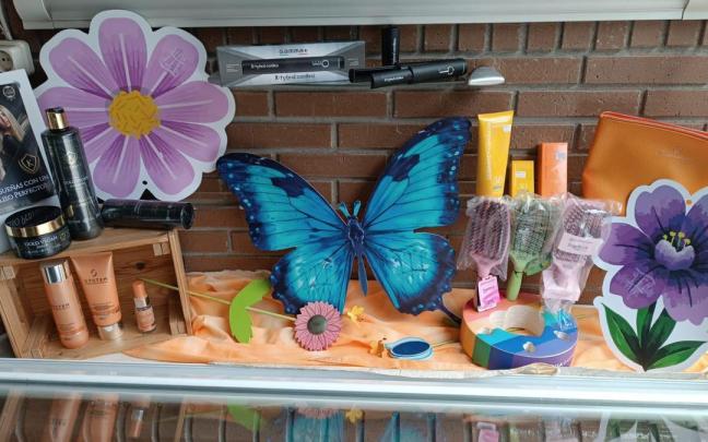 Un escaparate de Ordizia con decoración primaveral