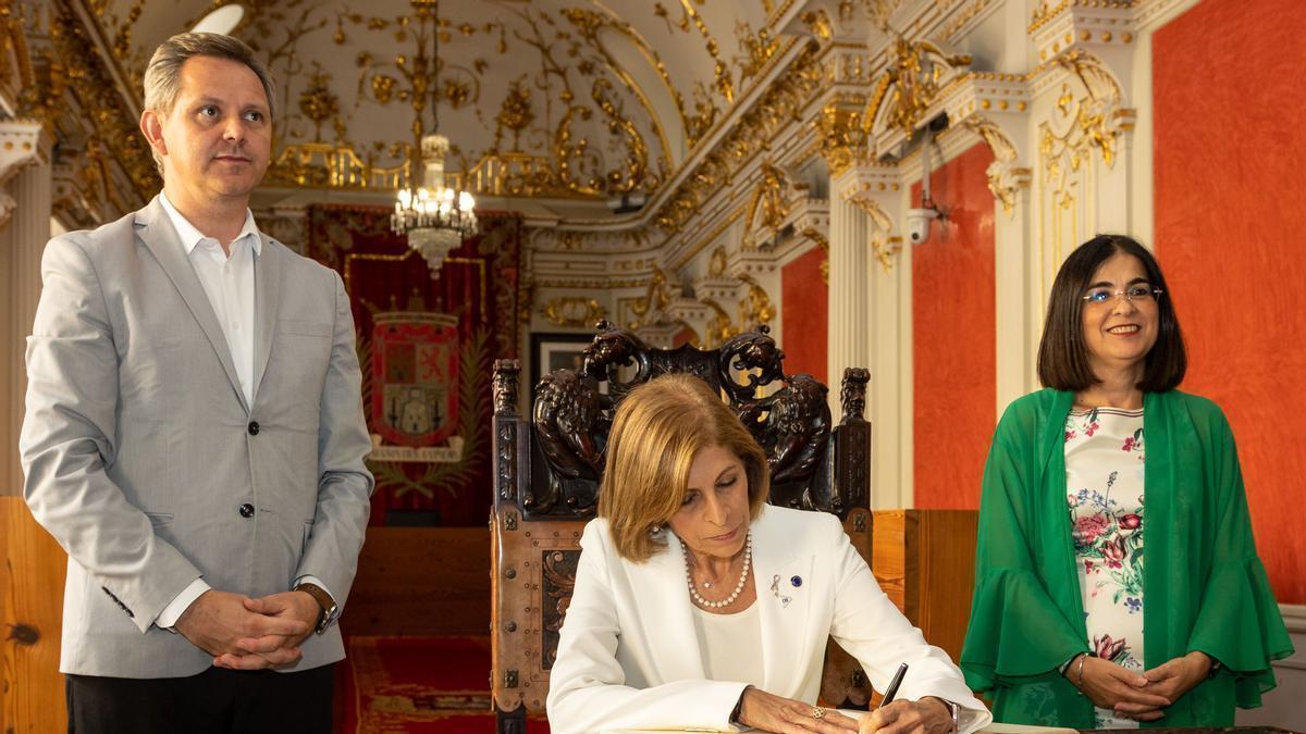 La alcaldesa de las palmas, Carolina Darias, recibe al ministro de Sanidad, José Miñones , y a la comisaria europea de Sanidad, Stella Kyriakides, en el contexto de a cumbre que se celebra en la ciudad.