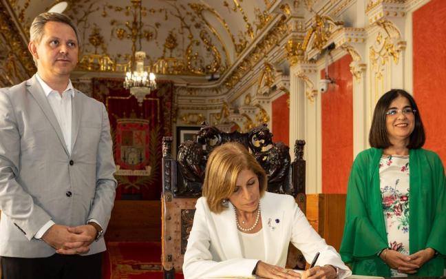 La alcaldesa de las palmas, Carolina Darias, recibe al ministro de Sanidad, José Miñones , y a la comisaria europea de Sanidad, Stella Kyriakides, en el contexto de a cumbre que se celebra en la ciudad.