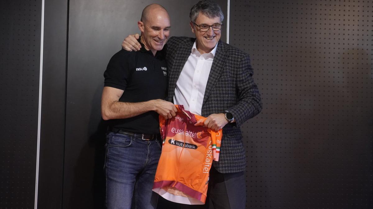 Iñaki Isasi, presidente de la Fundación Euskadi, entrega un maillot del equipo a Jon Ander de las Fuentes, presidente de Euskaltel.