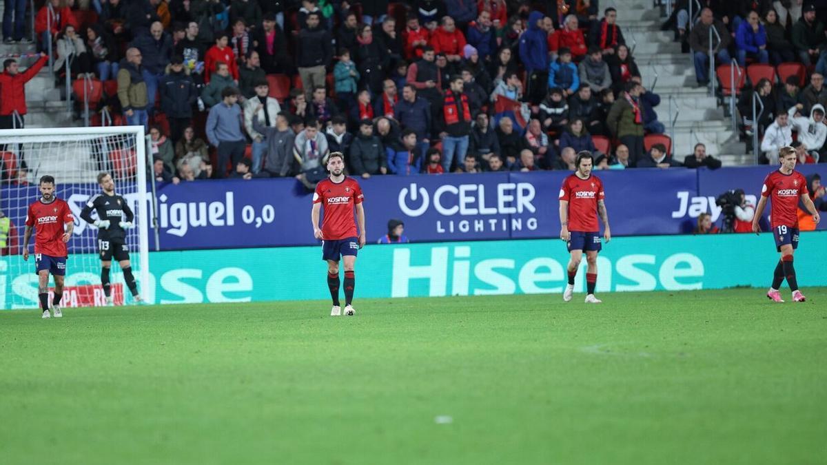 Jugadores de Osasuna lamentándose de un gol encajado en el Sadar. / UNAI BEROIZ