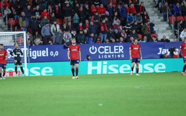 Jugadores de Osasuna lamentándose de un gol encajado en el Sadar. / UNAI BEROIZ