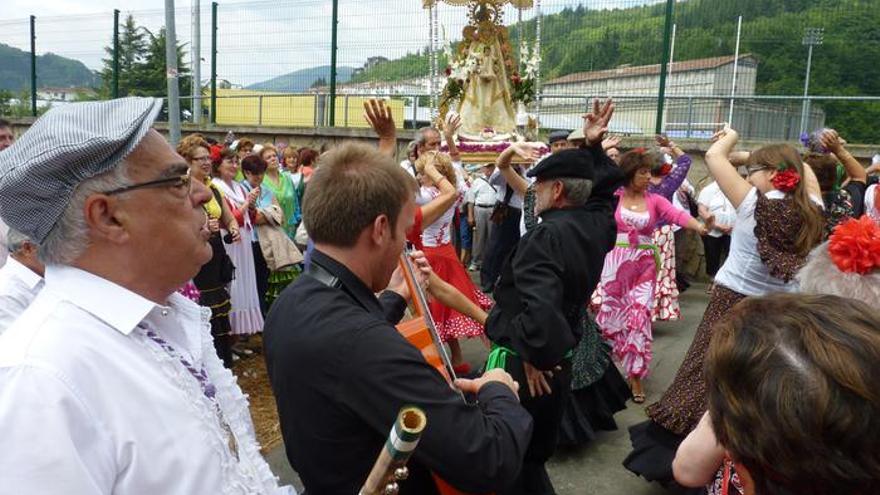 La Blanca Paloma desfilará en andas hasta la campa de Arruena.