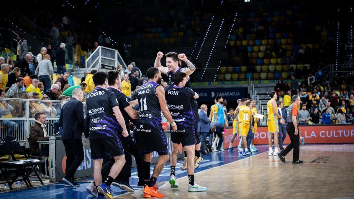 Justin Jaworski celebra su triple de la victoria con sus compañeros. / ACB PHOTO / M. HENRÍQUEZ
