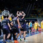 Justin Jaworski celebra su triple de la victoria con sus compañeros. / ACB PHOTO / M. HENRÍQUEZ