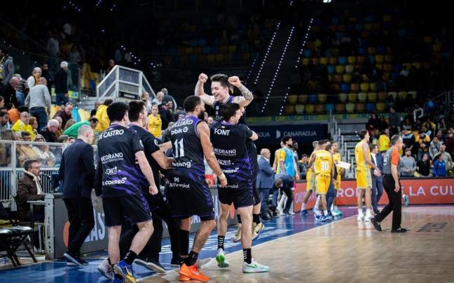 Justin Jaworski celebra su triple de la victoria con sus compañeros. / ACB PHOTO / M. HENRÍQUEZ