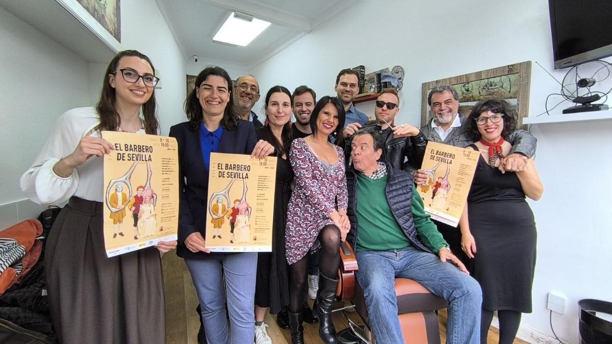 Elenco de la representación de El Barbero de Sevilla, y Nuria Alzaga, delegada de Cultura del Ayuntamiento de Irun