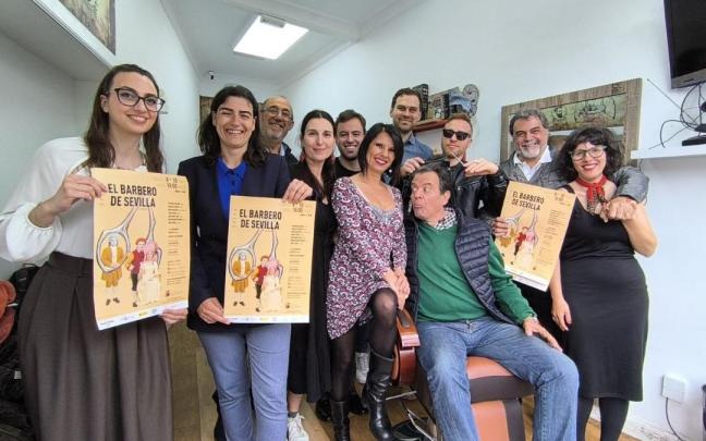 Elenco de la representación de El Barbero de Sevilla, y Nuria Alzaga, delegada de Cultura del Ayuntamiento de Irun