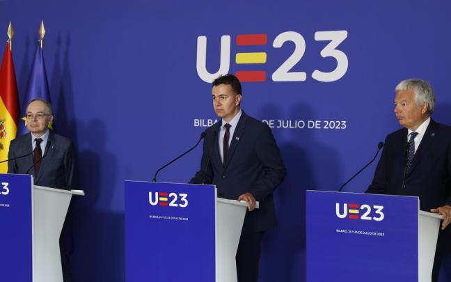 El secretario de Estado para la UE, Pascual Navarro; el ministro de Industria, Héctor Gómez; y el comisario Didier Reynders, ayer en Bilbao.