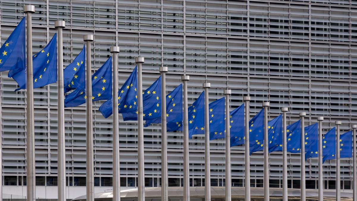 Banderas de la UE frente a la sede de la Comisión Europea.