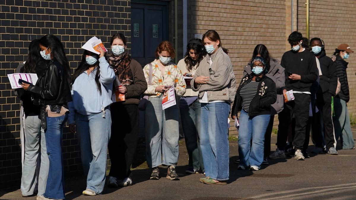 Estudiantes de la universidad de Kent se protegen con mascarillas ante el temor por el brote de meningitis.