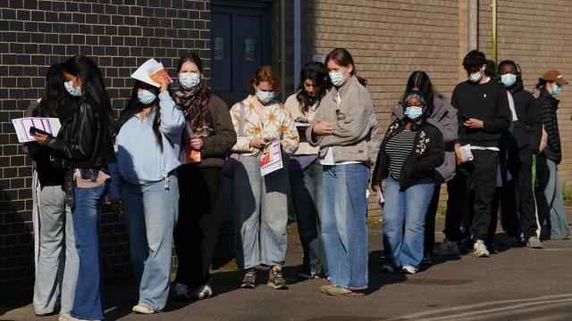 Estudiantes de la universidad de Kent se protegen con mascarillas ante el temor por el brote de meningitis.