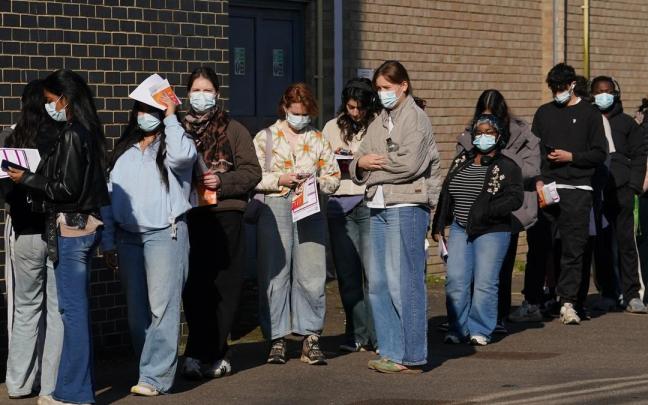 Estudiantes de la universidad de Kent se protegen con mascarillas ante el temor por el brote de meningitis.