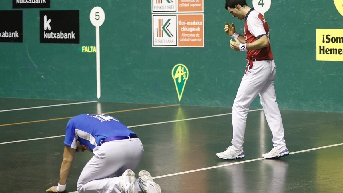 Altuna, en el Astelena de Eibar pasa ante Peña, arrodillado en el suelo.