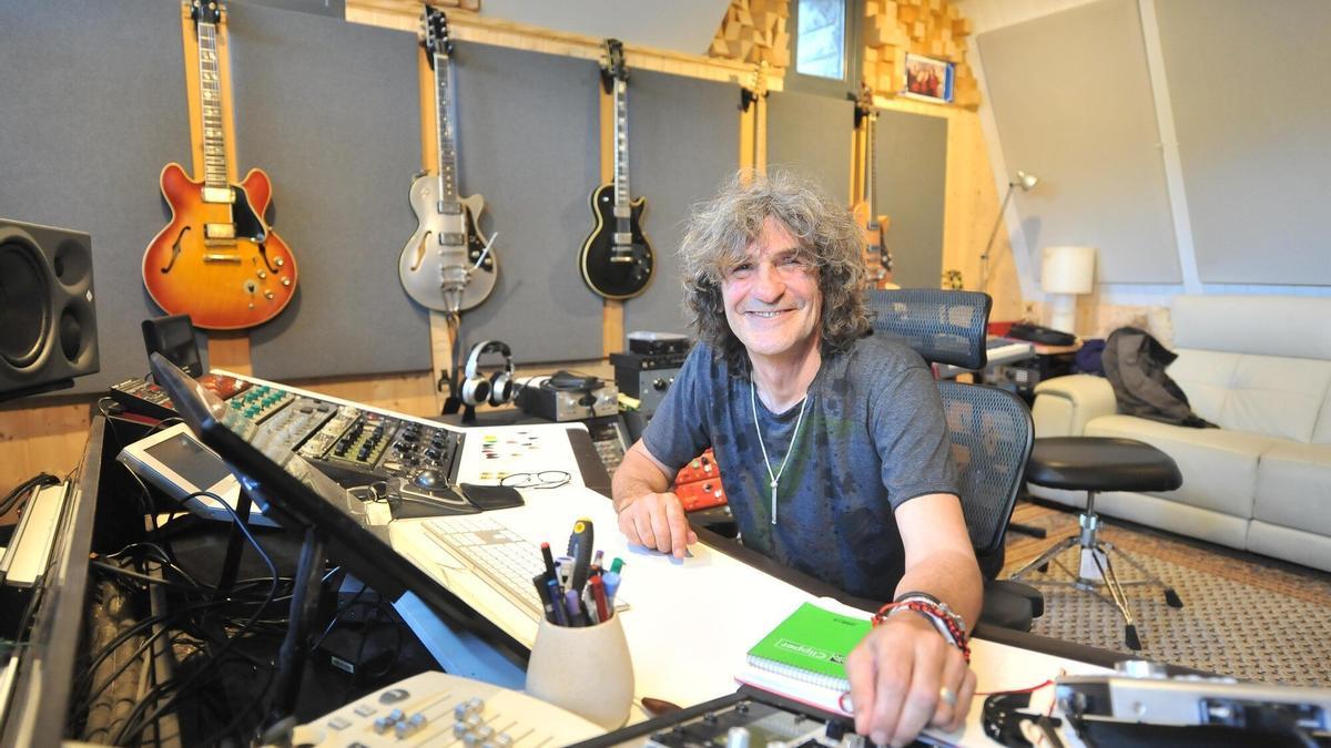 Iñaki Antón, 'Uoho', en su estudio / JOSÉ MARI MARTÍNEZ
