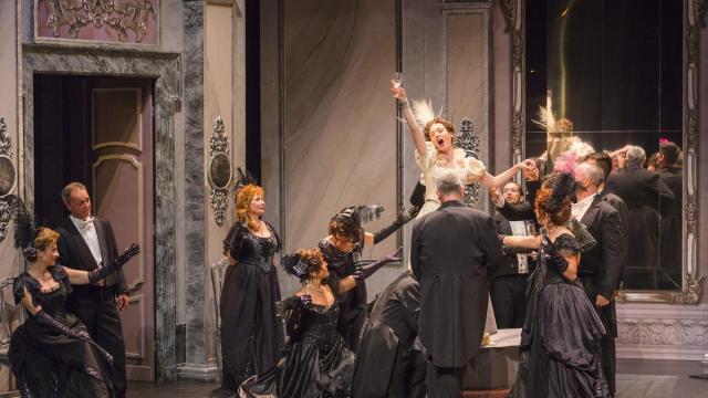 Escena de la ópera 'La Traviata' a cargo de Ópera 2001.