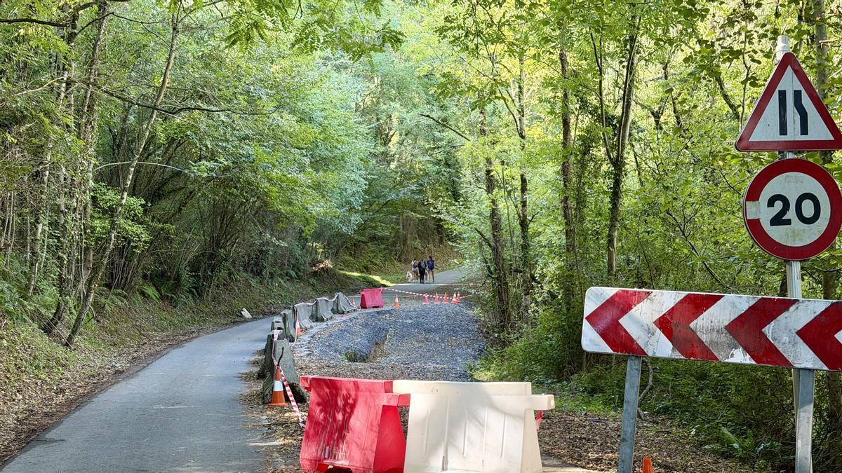 Cortada la carretera junto a la cantera de Atxarte