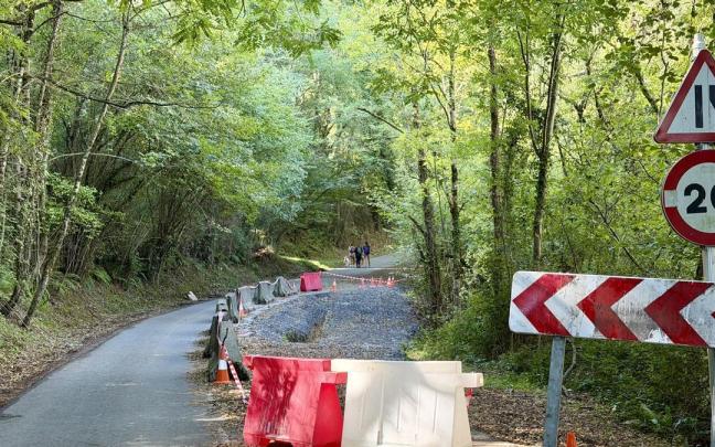 Cortada la carretera junto a la cantera de Atxarte