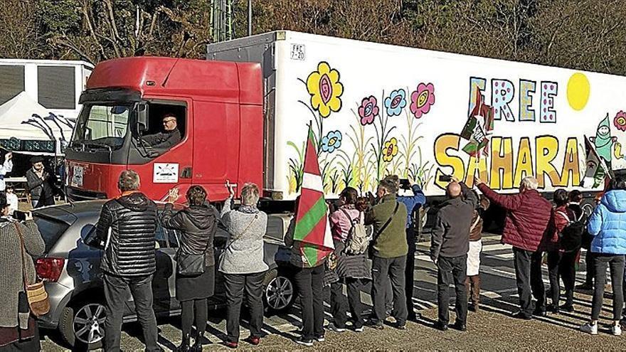 Caravana vasca solidaria con el Sáhara partiendo de Laudio en una pasada edición.