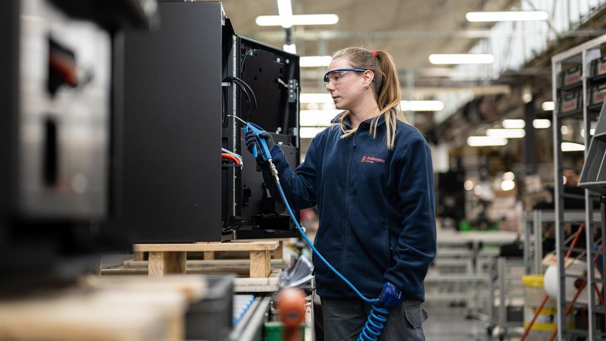 Para que las mujeres alcancen una situación de igualdad en materia de pensiones hay que cerrar la brecha salarial .