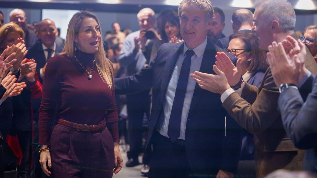 El presidente del PP, Alberto Núñez Feijóo, junto a la presidenta en funciones de Extremadura, María Guardiola.