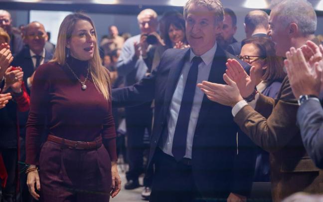 El presidente del PP, Alberto Núñez Feijóo, junto a la presidenta en funciones de Extremadura, María Guardiola.