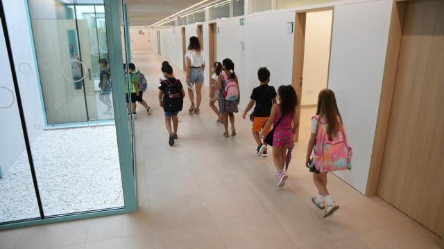 Una profesora acompaña a alumnos de Educación Primaria a un aula.