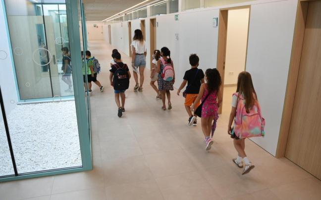 Una profesora acompaña a alumnos de Educación Primaria a un aula.