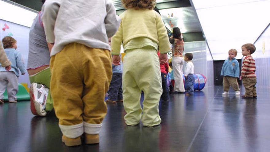 Niños y niñas juegan en una escuela infantil.