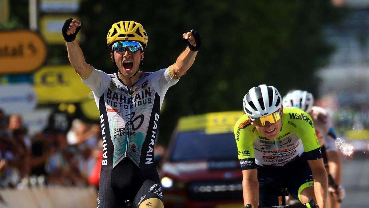 Pello Bilbao festeja su victoria en el Tour de 2023 en Issoire.