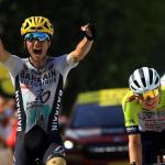 Pello Bilbao festeja su victoria en el Tour de 2023 en Issoire.