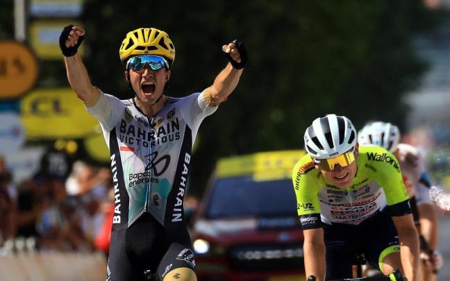 Pello Bilbao festeja su victoria en el Tour de 2023 en Issoire.