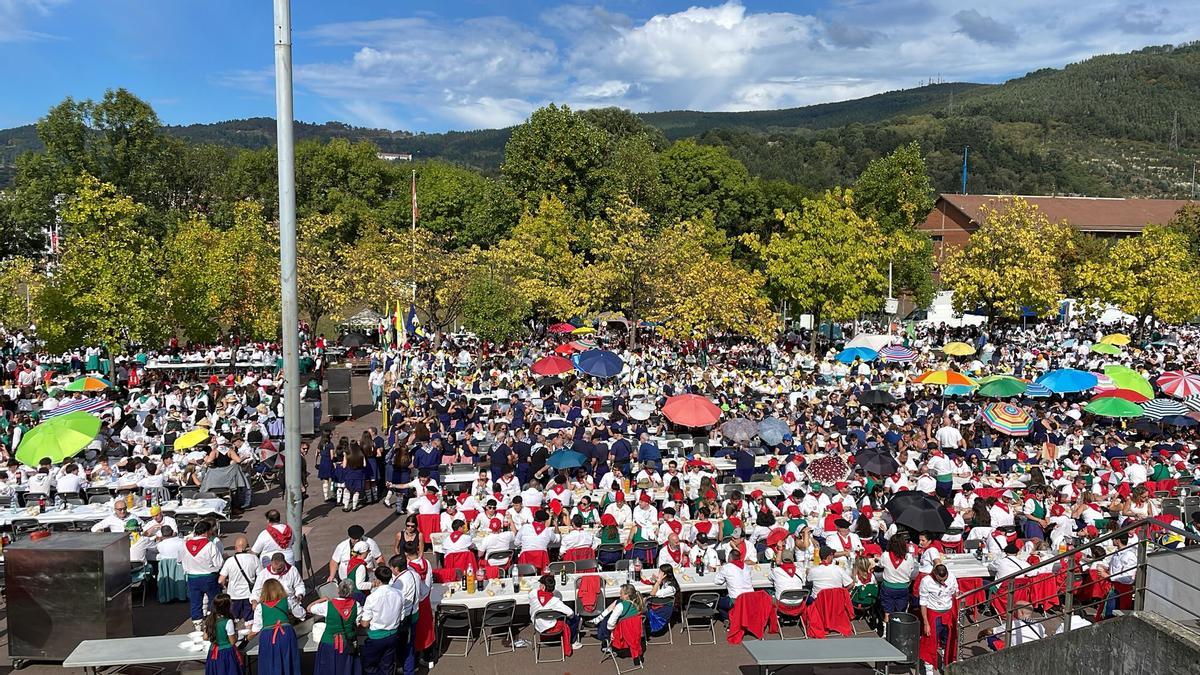 La espectáculo multicolor de las cuadrillas de Basauri ha tomado la explanada del parque Bizkotxalde